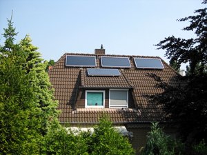 Solaranlage der Firma Solvis mit vier Kollektoren
